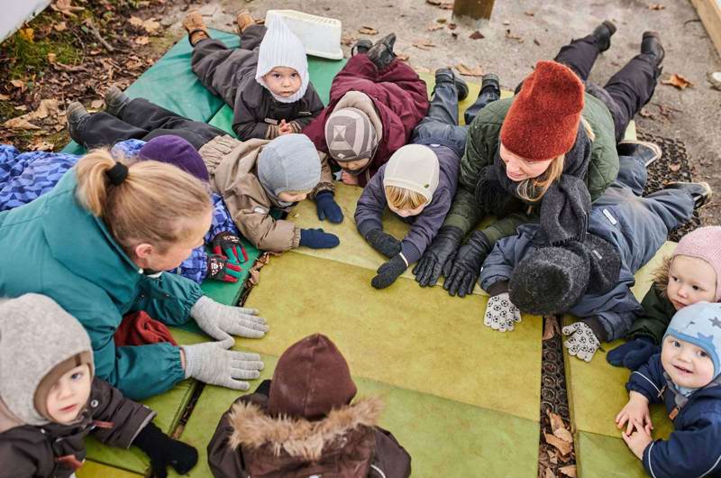 Børn og voksne i samspil med hinanden